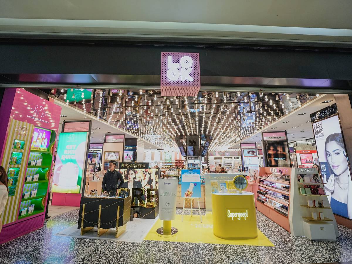 A must-stop on your fragrance tour itinerary – Look at Me on the Upper Ground Level, SM Aura. SM Aura is a fragrance haven with iconic and niche brands all under one roof.